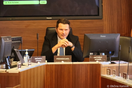 Kamniške dijakinje in dijaki v vlogi občinskih svetnikov na simulaciji odločanja (41)